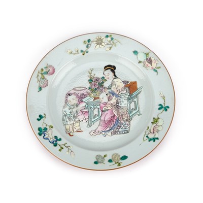 Lot 939 - A CHINESE FAMILLE ROSE PLATE