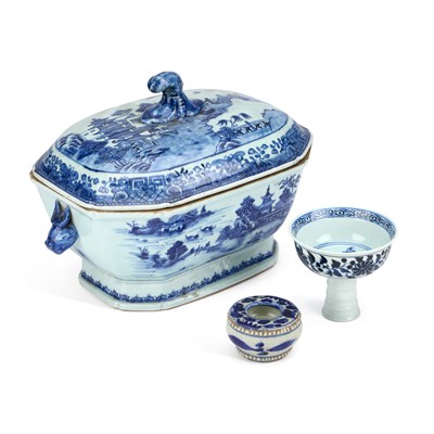 Lot AN 18TH CENTURY CHINESE BLUE AND WHITE TUREEN AND COVER