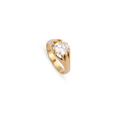 Lot 726 - AN 18 CARAT GOLD MINE-CUT DIAMOND SOLITAIRE RING