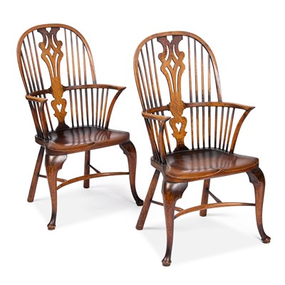 Lot 1274 - A GOOD PAIR OF EARLY 20TH CENTURY OAK AND ELM WINDSOR CHAIRS