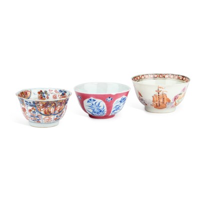 Lot 915 - AN 18TH CENTURY CHINESE IMARI TEA BOWL