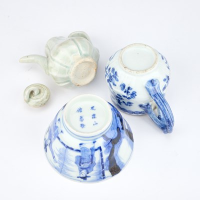 Lot 927 - THREE PIECES OF CHINESE CERAMICS