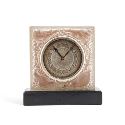 Lot 799 - RENÉ LALIQUE (FRENCH, 1860-1945), 'QUATRE MOINEAUX DU JAPON', AN OPALESCENT GLASS CLOCK