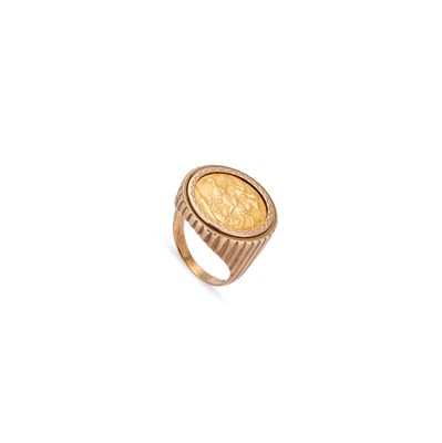 Lot 696 - A 9 CARAT GOLD GEORGE V 1915 FULL SOVEREIGN RING