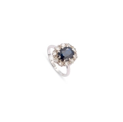 Lot 719 - A SAPPHIRE AND DIAMOND CLUSTER RING