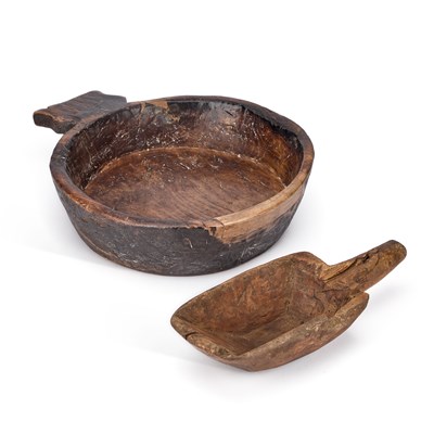 Lot 8 - AN EARLY 19TH CENTURY CARVED GRAIN SCOOP TOGETHER WITH A CARVED ELM BOWL