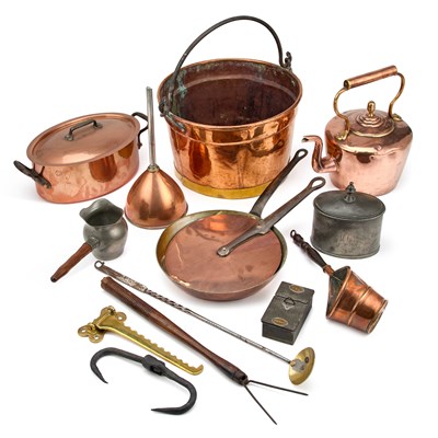 Lot 214 - A COLLECTION OF COPPER AND PEWTER KITCHENALIA