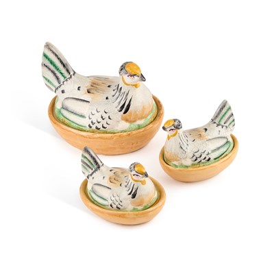 Lot 825 - A SET OF THREE STAFFORDSHIRE POTTERY HEN-SHAPED BOXES AND COVERS