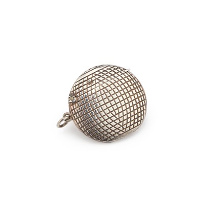 Lot 472 - AN EDWARDIAN SILVER 'GOLF BALL' VESTA CASE