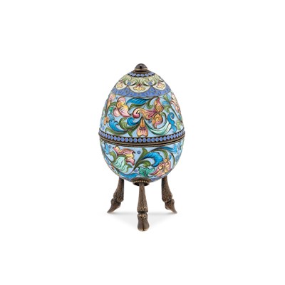 Lot 361 - AN EARLY 20TH CENTURY RUSSIAN SILVER AND ENAMEL EGG