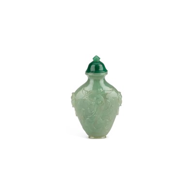 Lot 984 - A CHINESE CARVED JADE SNUFF BOTTLE