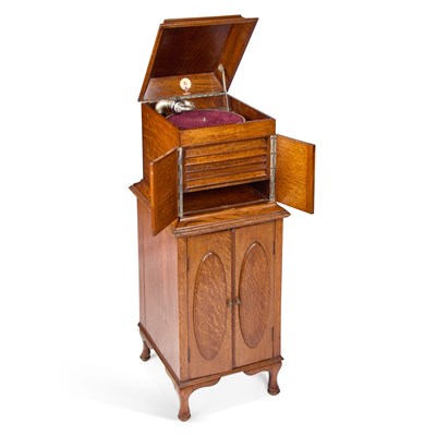 Lot 285 - AN EARLY 20TH CENTURY OAK CASED ROBEY GRAMOPHONE