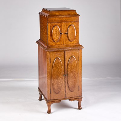 Lot 285 - AN EARLY 20TH CENTURY OAK CASED ROBEY GRAMOPHONE