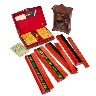 Lot 356 - A VINTAGE MAHJONG SET AND A MINIATURE DISPLAY CABINET