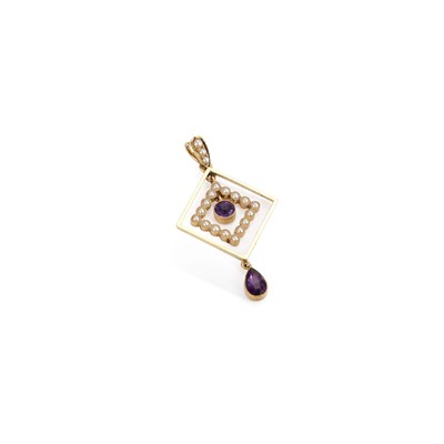 Lot 756 - AN EARLY 20TH CENTURY AMETHYST AND SEED PEARL PENDANT