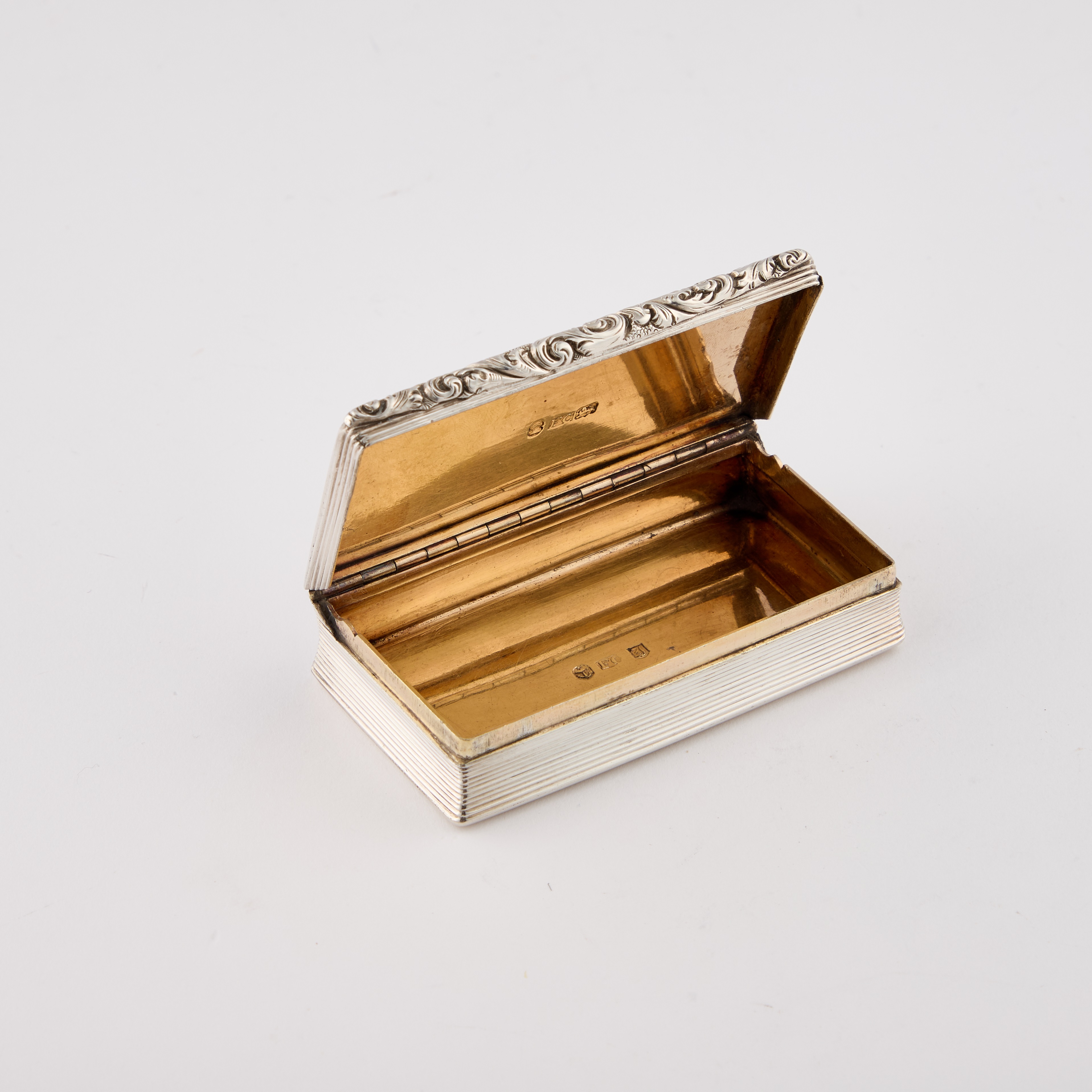 Lot 285 - A WILLIAM IV SILVER SNUFF BOX
