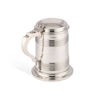 Lot 623 - A LARGE GEORGE III SILVER TANKARD