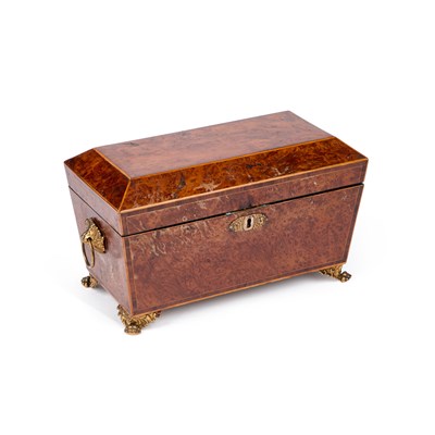 Lot 1000 - AN EARLY 19TH CENTURY BURR YEW TEA CADDY