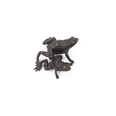 Lot 623 - A BRONZE MODEL OF TWO FROGS