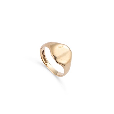 Lot 560 - A 9 CARAT GOLD SIGNET RING