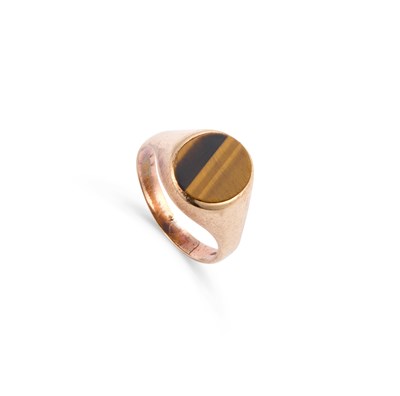 Lot 490 - A 9 CARAT GOLD TIGERS EYE SIGNET RING