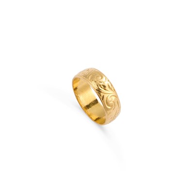 Lot 500 - A 22 CARAT GOLD FOLIATE ENGRAVED BAND RING