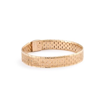 Lot 530 - A 9 CARAT GOLD BRICK LINK BRACELET