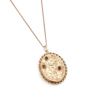 Lot 418 - A 9 CARAT GOLD GARNET OVAL LOCKET PENDANT ON CHAIN