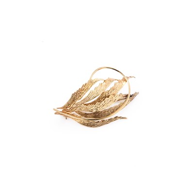 Lot 506 - A 9 CARAT GOLD TEXTURED LEAF SPRAY PENDANT