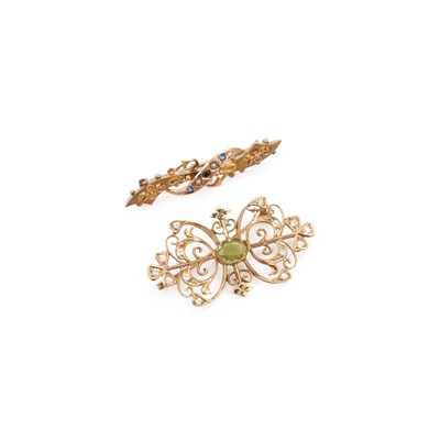 Lot 544 - A PERIDOT AND WHITE PASTE BROOCH