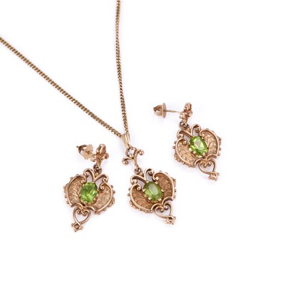 Lot 495 - A 9 CARAT GOLD ART NOUVEAU STYLE PERIDOT PENDANT NECKLACE AND EARRING SET