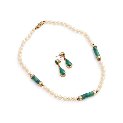 Lot 670 - A 9 CARAT GOLD CULTURED PEARL AND MALACHITE NECKLACE AND A PAIR OF MALACHITE EARRINGS