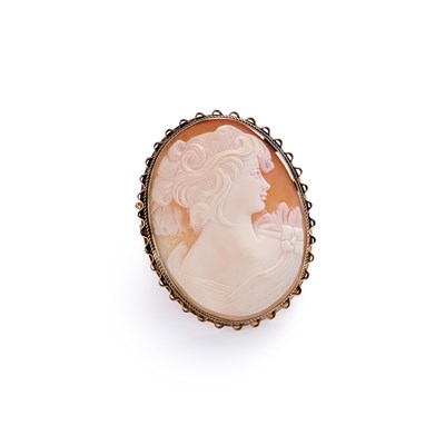 Lot 521 - A LARGE 9 CARAT GOLD CAMEO BROOCH