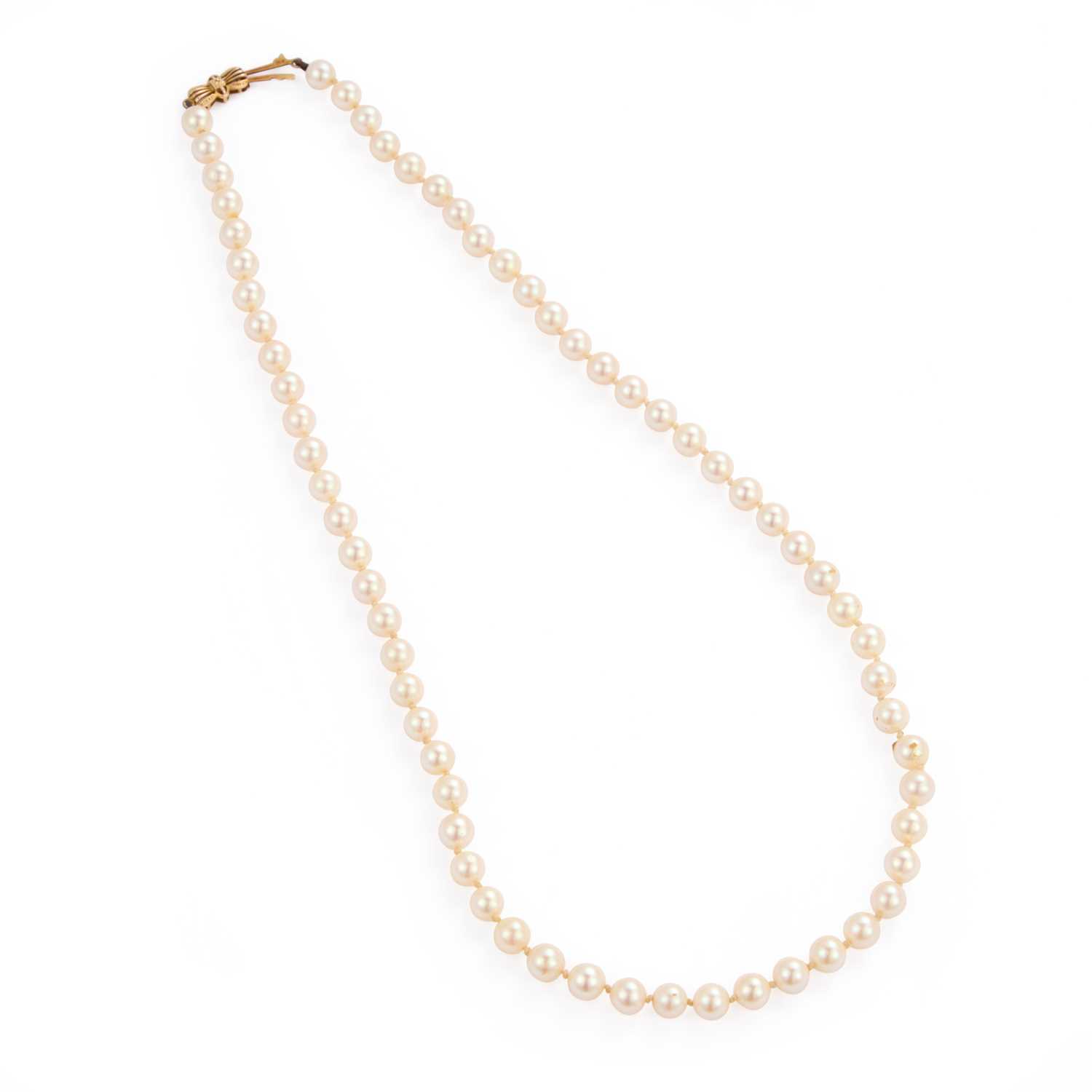 Lot 671 - A CULTURED PEARL NECKLACE