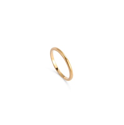 Lot 575 - A 22 CARAT GOLD BAND RING