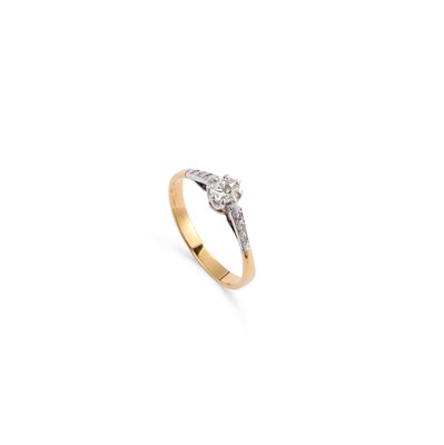 Lot 241 - A SOLITAIRE OLD-CUT DIAMOND RING