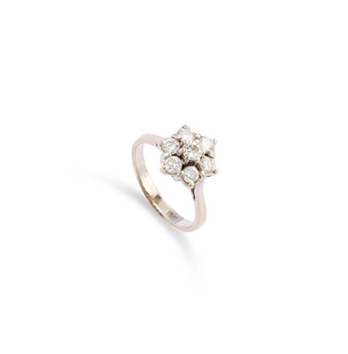 Lot 229 - A DIAMOND CLUSTER RING