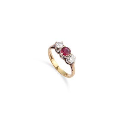 Lot 231 - AN 18 CARAT GOLD RUBY AND DIAMOND THREE STONE RING