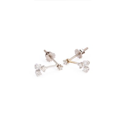 Lot 460 - A PAIR OF DIAMOND PENDANT EARRINGS