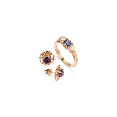 Lot 508 - A 9 CARAT GOLD BLUE ZIRCON AND WHITE SAPPHIRE RING AND A PAIR OF 9 CARAT GOLD AMETHYST STUD EARRINGS