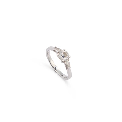 Lot 425 - A PLATINUM DIAMOND THREE STONE RING