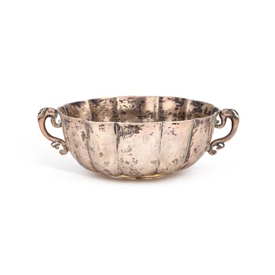 Lot 179 - AN 18TH CENTURY SPANISH COLONIAL SILVER TWO-HANDLED BOWL