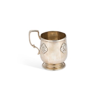 Lot 236 - AN ARTS AND CRAFTS SILVER MUG