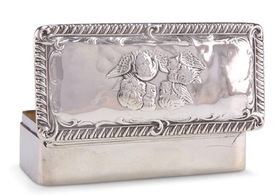 Lot 1320 - AN EDWARDIAN SILVER SNUFF BOX