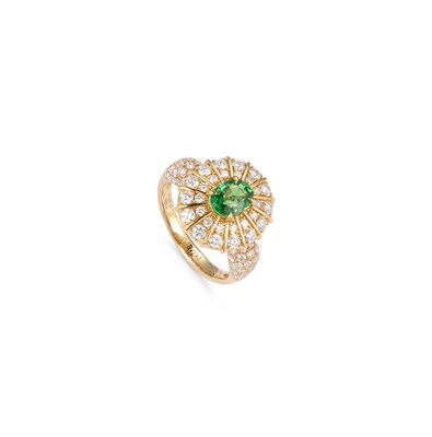 Lot 446 - A TSAVORITE GARNET AND DIAMOND CLUSTER RING