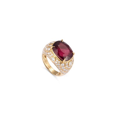 Lot 517 - A TOURMALINE AND DIAMOND RING