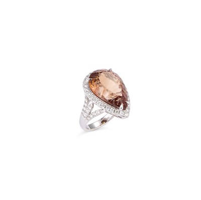 Lot 449 - A TOPAZ AND DIAMOND RING