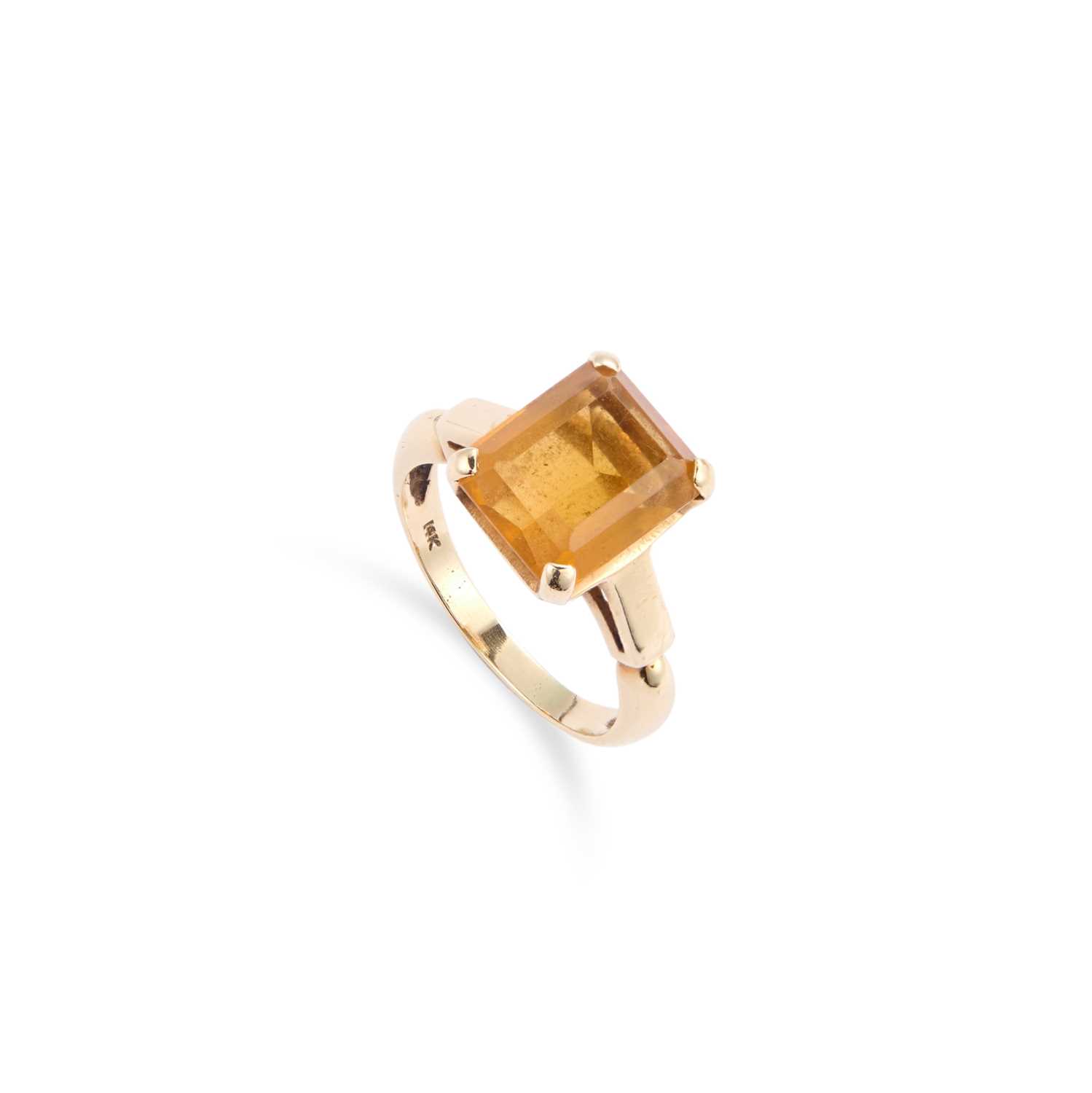 Lot 685 - A SOLITAIRE CITRINE RING