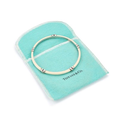 Lot 426 - A TIFFANY & CO SIGNATURE X BANGLE