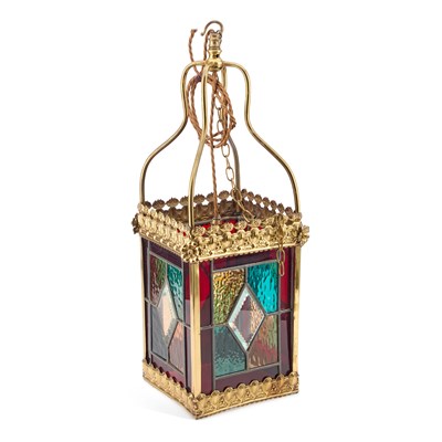 Lot 124 - AN EDWARDIAN BRASS, STAINED AND LEADED GLASS LANTERN